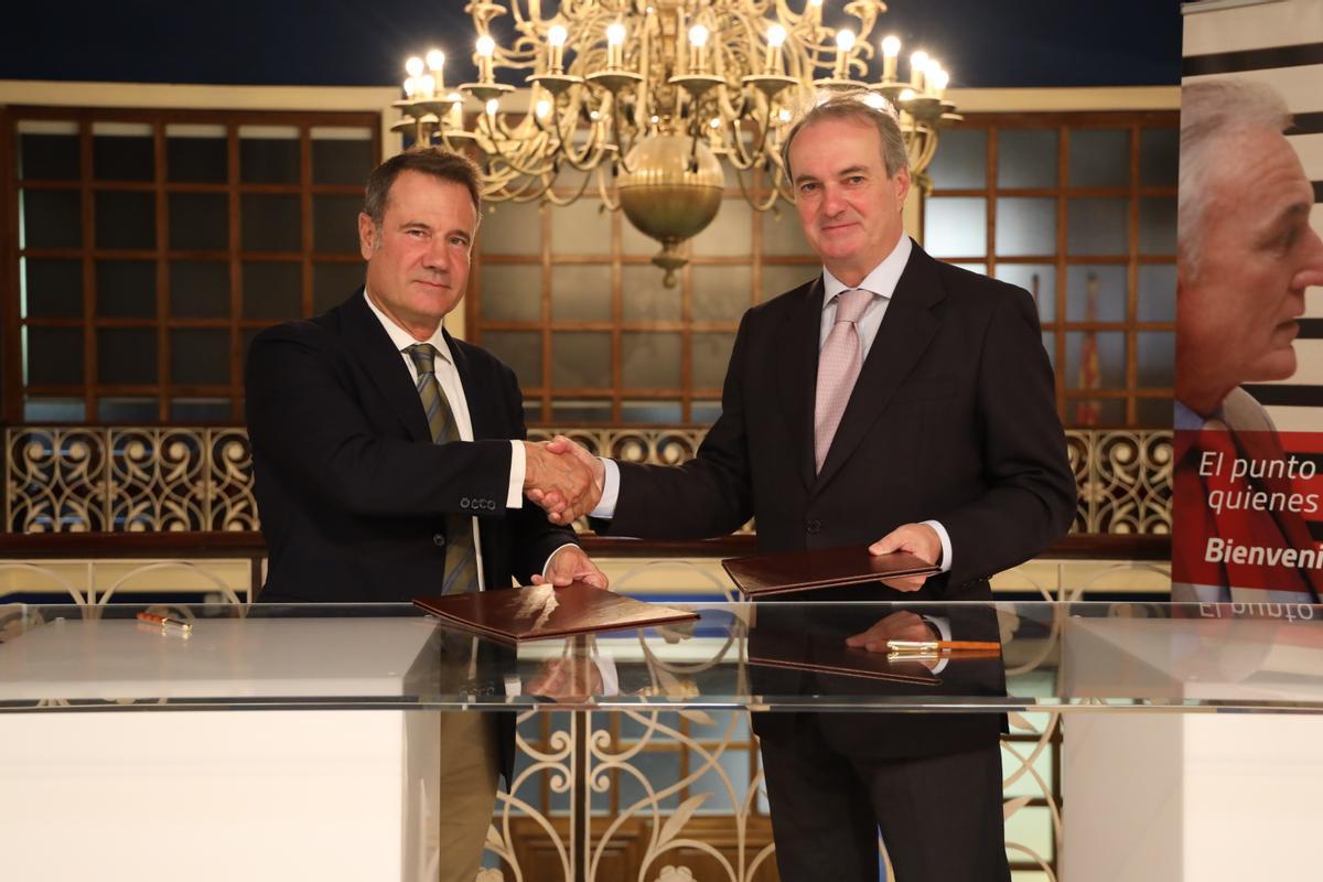 Firma del acuerdo entre Javier Barco, consejero delegado de la empresa, y Jorge Villarroya, presidente de Cámara Zaragoza..