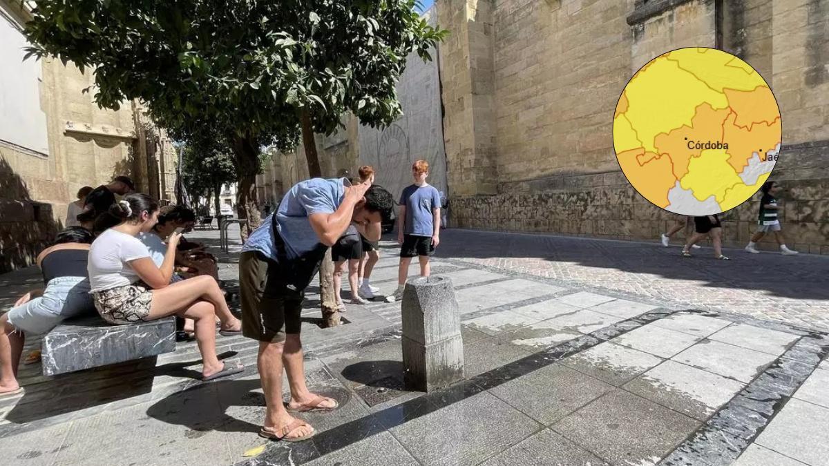 Turistas se refrescan junto a la Mezquita.