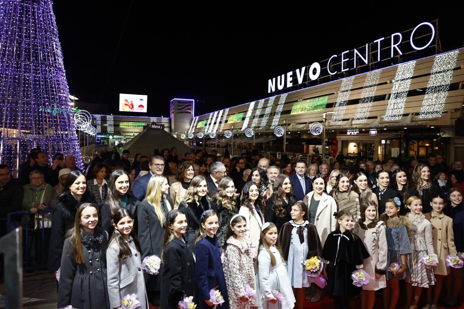 Nuevo Centro inaugura las luces de Navidad en clave fallera