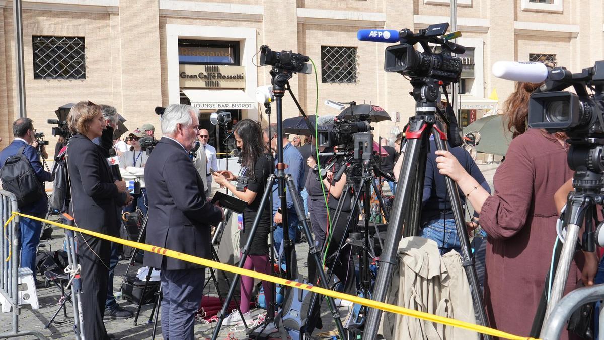 Periodistas en la Plaza de San Pedro tras el anuncio de la muerte del papa Francisco.