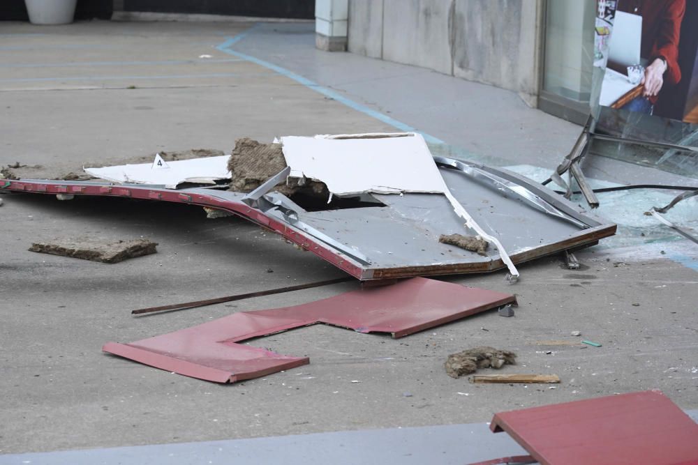 Els Mossos investiguen l''encastament que ha causat moltes destrosses al banc