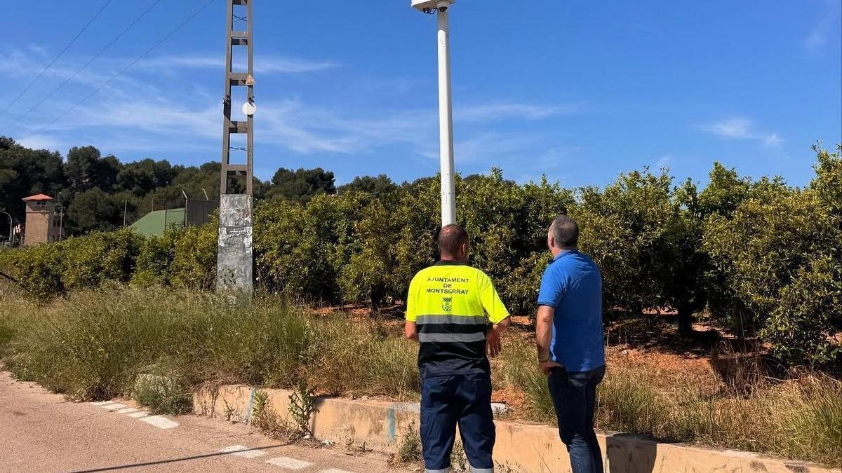 Dos operarios instalan una cámara en Montserrat, en una imagen de mayo.