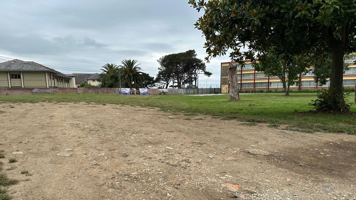 Acceso a uno de los aparcamientos, en el entorno del instituto de Luarca.