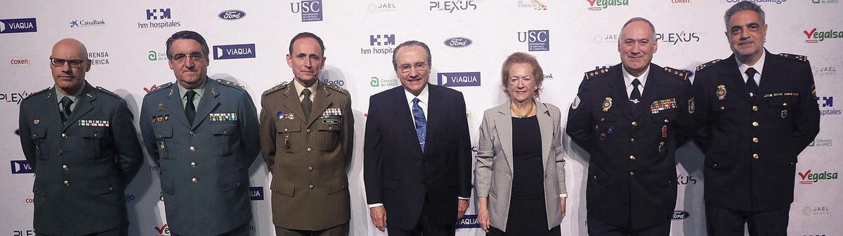 José Antonio Rivero, capitán de la Guardia Civil de Santiago; Fernando Pedreira, coronel jefe interino de la Comandancia de la Guardia Civil de A Coruña; Juan Francisco Arrazola, general jefe del Mando de Apoyo a la Maniobra; Javier Moll y Arantza Sarasola, presidente y vicepresidenta de Prensa Ibérica; Jorge Rubal, comisario jefe de la Unidad del Cuerpo Nacional de Policía  adscrita a la Comunidad Autónoma de Galicia; y César Ramos, secretario de la comisaría de la Policía Nacional de Santiago