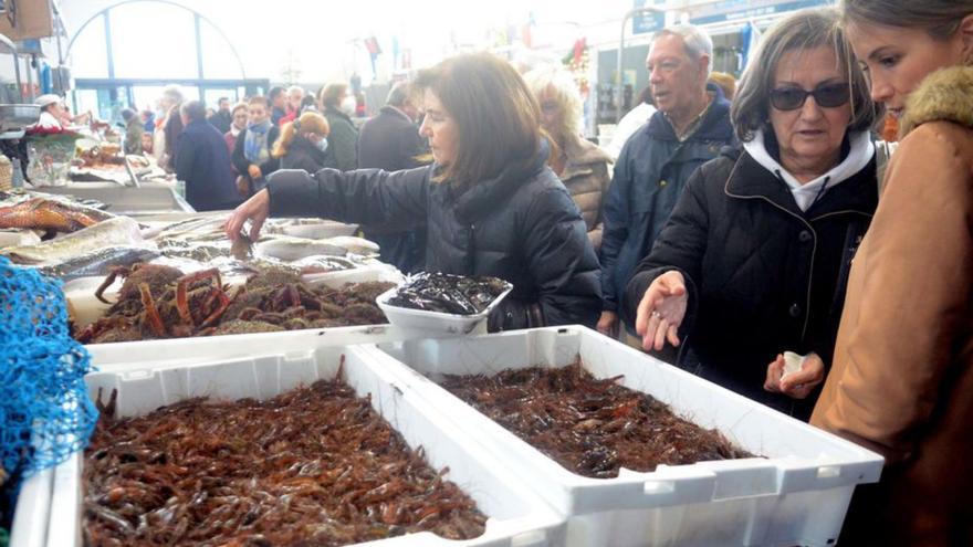 Venta de camarón en la plaza de abastos de Vilagarcía, ayer.   | //  PARGA