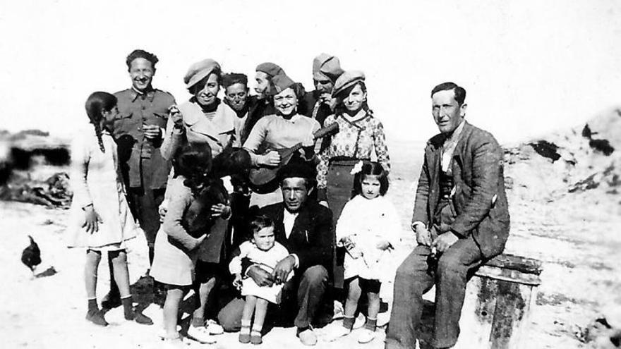 Francisca Bonet, Margalida Suñer y Bàrbara Bonet, en el centro con gorra. A la derecha, Damià Suñer.