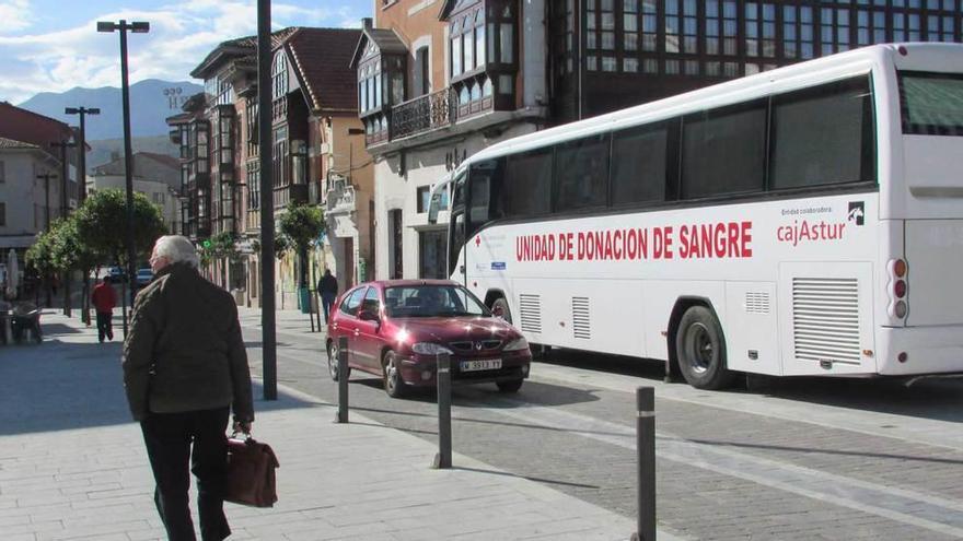 El autobús, ayer, aparcado en el puente de Llanes.