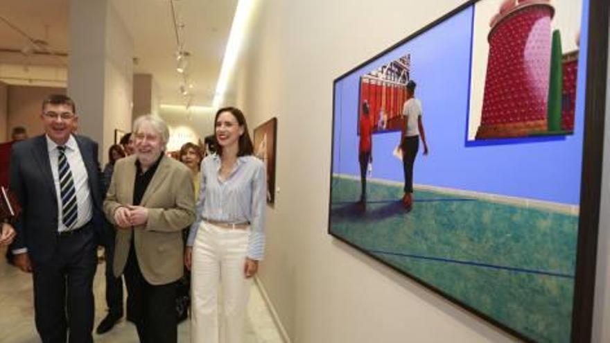 Enric Morera, Toni Miró y Diana Morant, en la exposición del artista alcoyano abierta en la Marquesa.