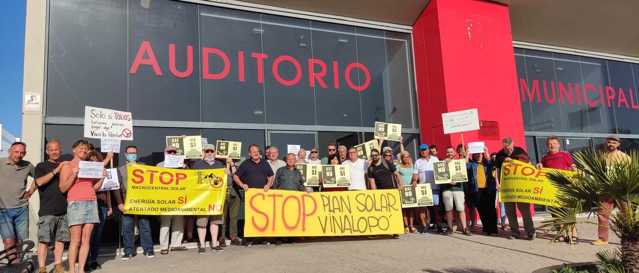 La Asociación de Vecinos de Salinas durante su protesta en el Auditorio Municipal.