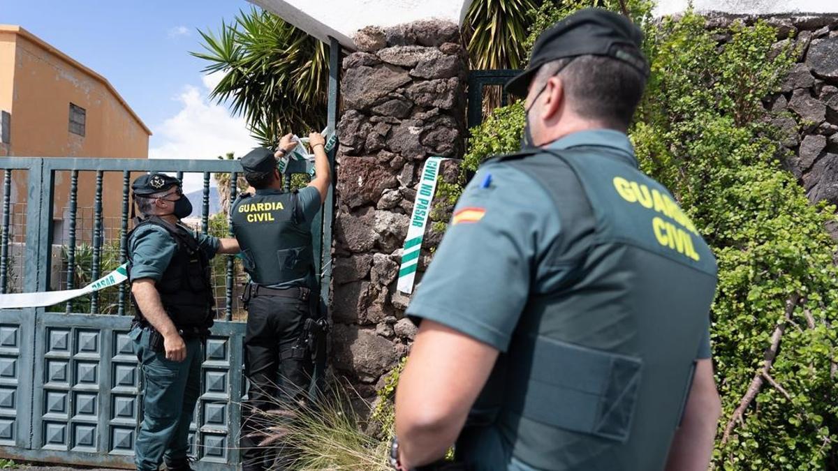 CANDELARIA (TENERIFE)  03 05 2021 - La Guardia Civil esta realizando un nuevo registro en la casa de Tomas Antonio G C   desaparecido desde el pasado martes al igual que sus dos hijas  de 1 y 6 anos  en el municipio de Candelaria (Tenerife)  EFE Ramon de la Rocha