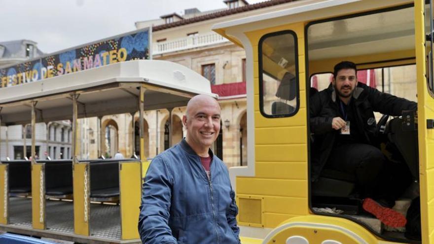 El tren de las fiestas de Oviedo estrena revisor y maquinista: «Antes venía de marcha, ahora es distinto»