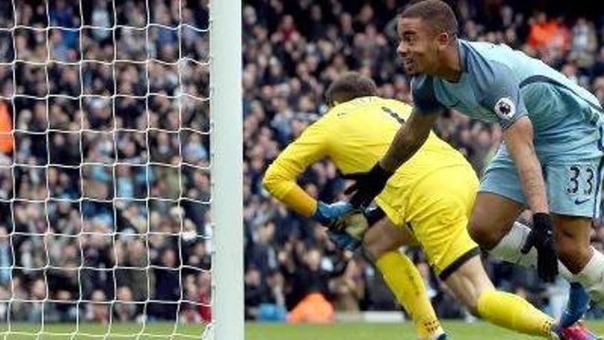 Gabriel Jesus acaba de superar Fabianski i de resoldre el partit