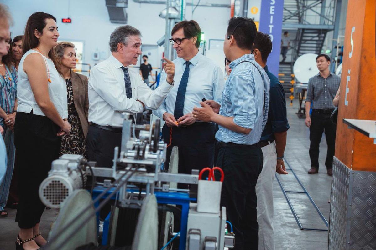El president de la Generalitat, Salvador Illa, durante su visita a la fábrica Relats, en Da Nang, Vietnam.