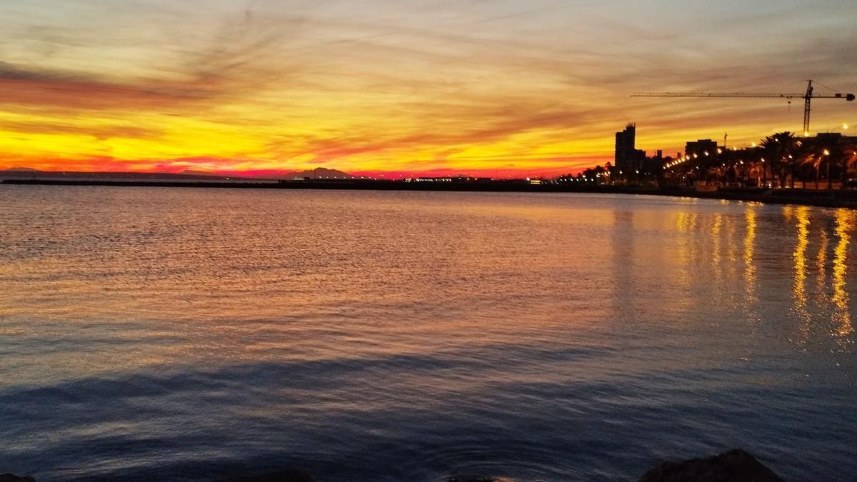 El ocaso visto desde la avenida Santiago Bernabeu, en Santa Pola