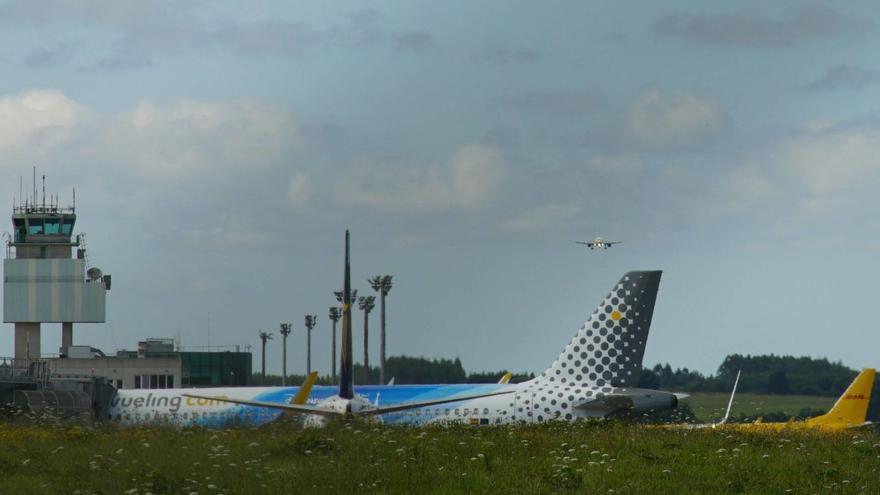 Un avión durante la maniobra de aproximación, este martes, en el aeropuerto de Rosalía de Castro, en el marco de la operación salida de agosto