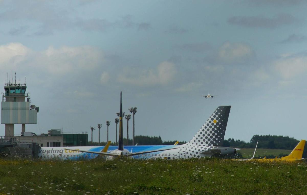 Un avión durante la maniobra de aproximación, este martes, en el aeropuerto de Rosalía de Castro, en el marco de la operación salida de agosto