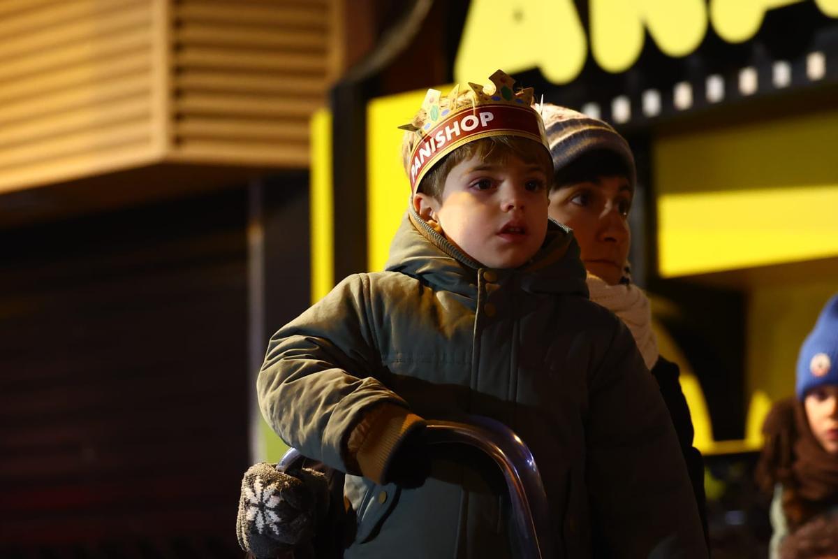 En imágenes | El frío de Zaragoza no puede con la ilusión de ver a los Reyes Magos