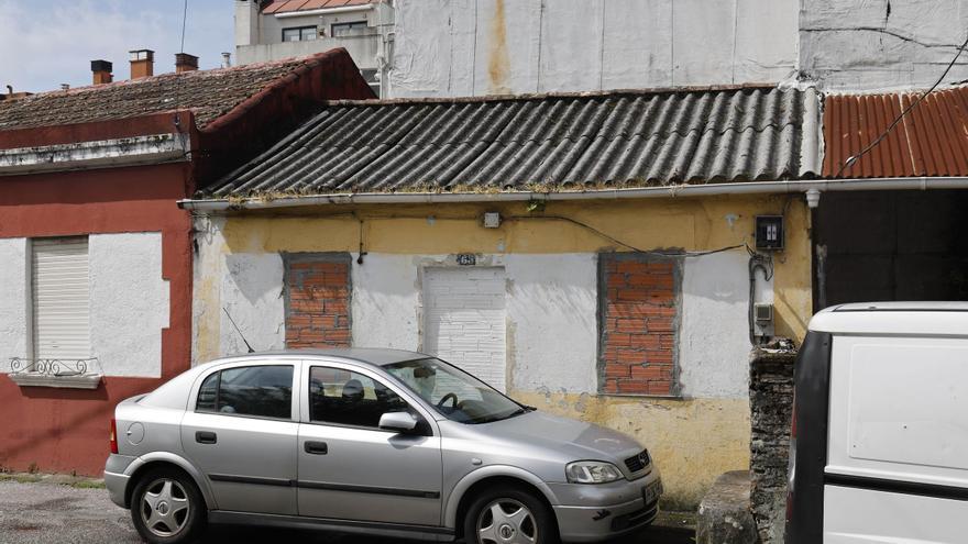 Tapiado masivo de casas vacías en Teis y O Calvario para evitar okupas y trapicheo