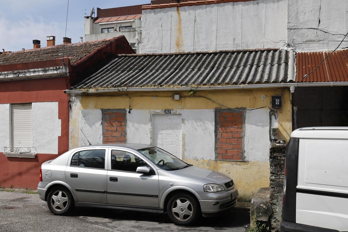 Casa tapiada en Camiño Redomeira, en el barrio de O Calvario.