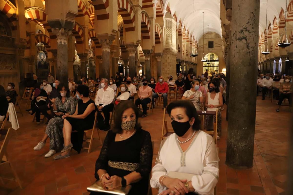 Pasión Vega eleva su voz, en la Mezquita-Catedral, por las víctimas del Covid