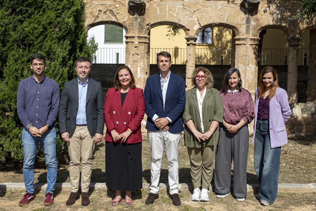 Imagen de grupo en la rueda de prensa de presentación del programa para prevenir el suicidio en Baleares.