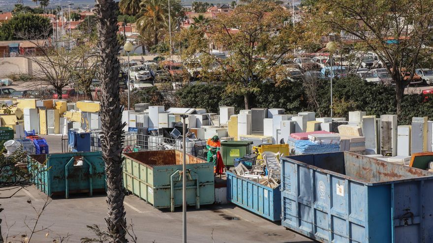 La Policía Local de Torrevieja investiga la desaparición del ecoparque municipal de productos incautados a los manteros