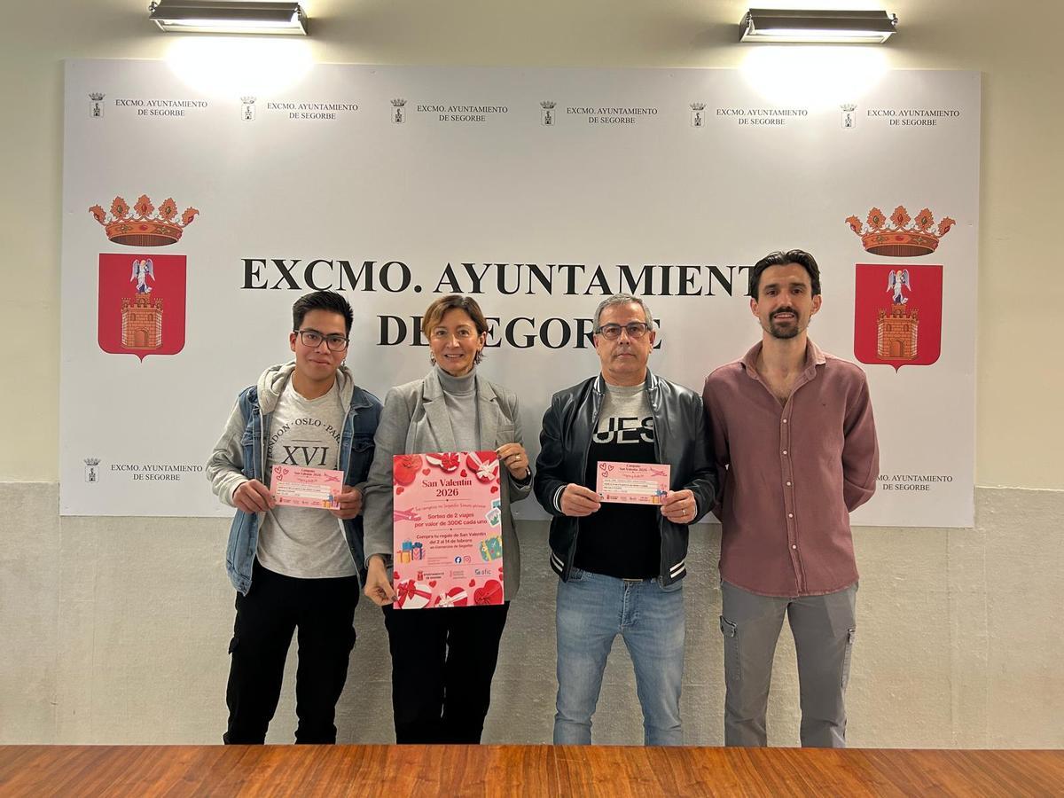 La alcaldesa, Mª Carmen Climent; y el concejal Aitor Aparicio, con los ganadores del sorteo de los viajes.