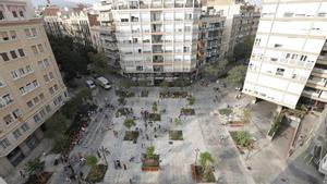BARCELONA 06/10/2023 Barcelona. Asamblea en pleno Consell de Cent de los bicibús del Eixample y de los encargados de los caminos escolares. Zona verde superilla Consell de Cent con Borrell FOTO de FERRAN NADEU