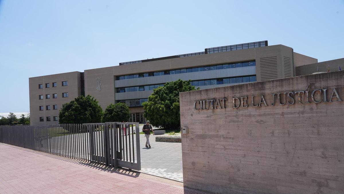 Fachada de la Ciutat de la Justícia de Castelló, que sufre falta de espacio.