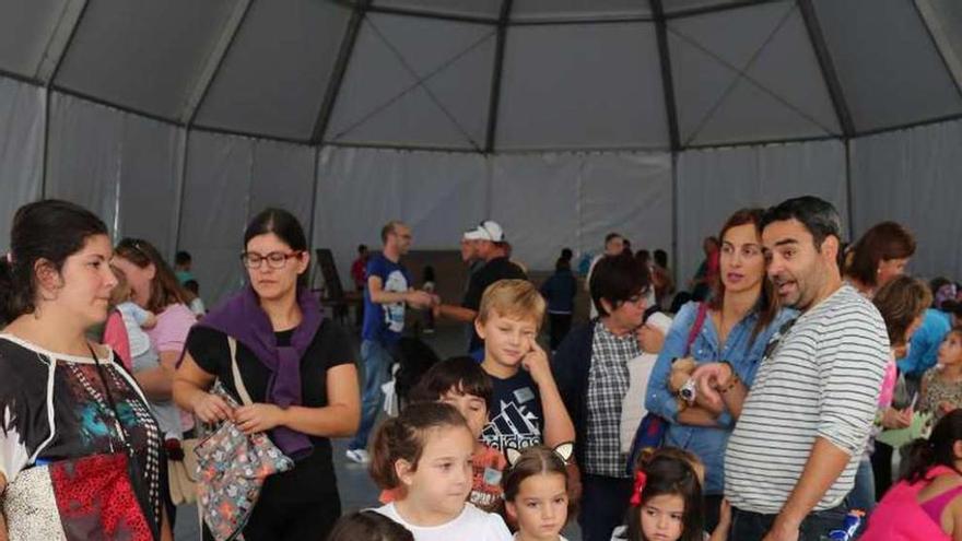 Participantes en las jornadas de ocio de la carpa institucional. // Muñiz