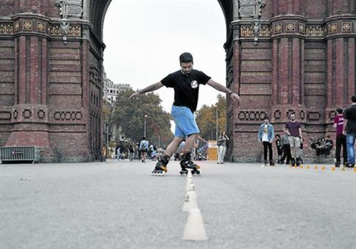 Sobre rodes 8 Classe pràctica de patinatge ’freestyle’ a prop de l’Arc del Triomf, dijous passat. Sobre rodes 8 Classe pràctica de patinatge ’freestyle’ a prop de l’Arc del Triomf, dijous passat.