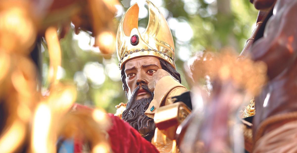 Caifás al sumo sacerdote, lo vemos casa Lunes Santo en el paso de misterio de Jesús de la Redención.