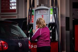 Clientes en una gasolinera respostan combustible en Madrid. 