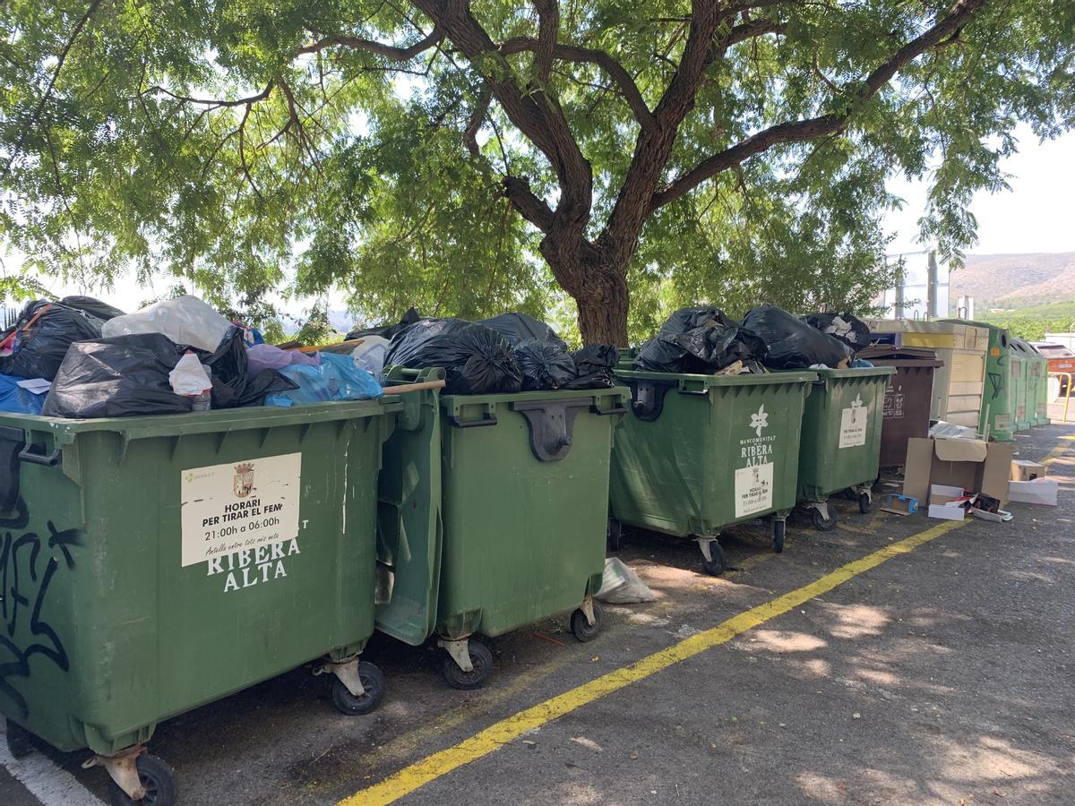 Contenedores de basura llenos en el entorno de l'Assut, ayer.