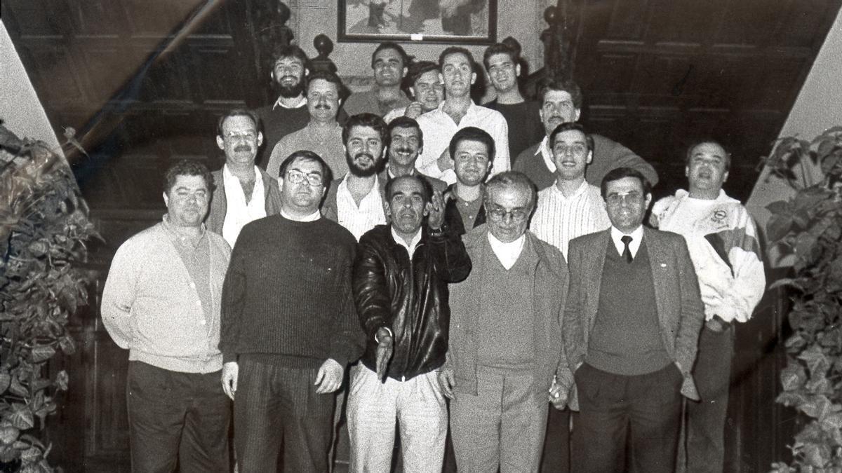 ANTONIO EXPÓSITO, AGUSTÍN ARIAS, PEDRO GLEZ, TINERFE, ANTONIO SALGADO, CARLOS CABEZOLA, VENTURA GONZÁLEZ, MIGUEL Á. RUIZ, CARLOS REY, ALFONSO GUERRA, PEDRO SANZ, GREGORIO DORTA, JAVIER SOTO, JOSÉ DOMINGO MÉNDEZ, FRANCISCO FARIÑA, JOSÉ PERAZA, JORGE GARCÍA AMAGO Y JOSÉ MIGUEL GALARZA.