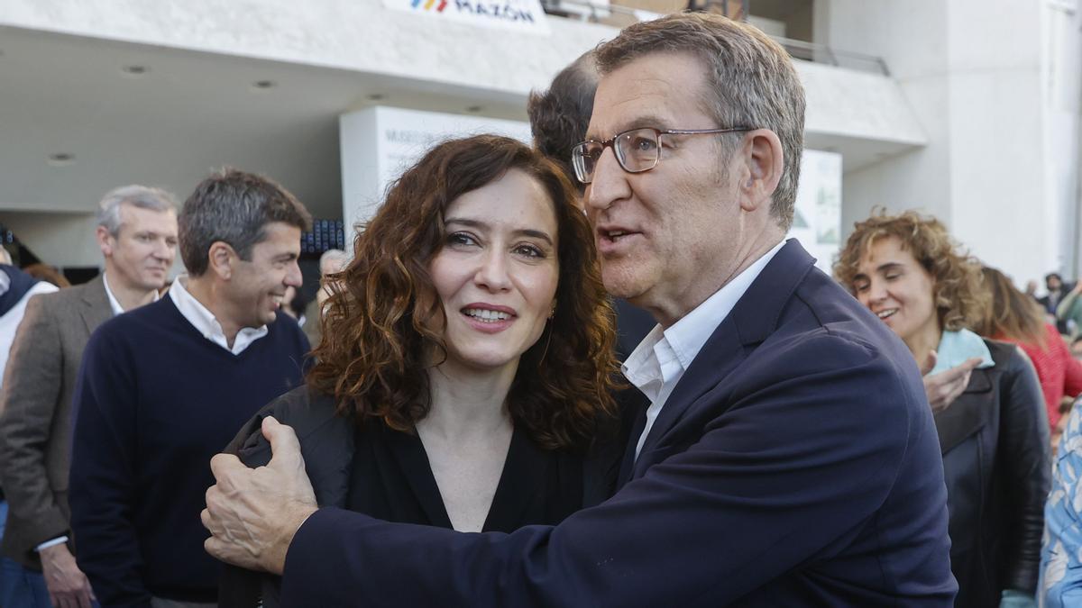 VALENCIA, 05/02/2023.- El líder del PP, Alberto Núñez Feijóo (d), saluda a la presidenta de la Comunidad de Madrid, Isabel Díaz Ayuso, a su llegada a la clausura de la Intermunicipal hoy domingo en Valencia. EFE/Kai Forsterling