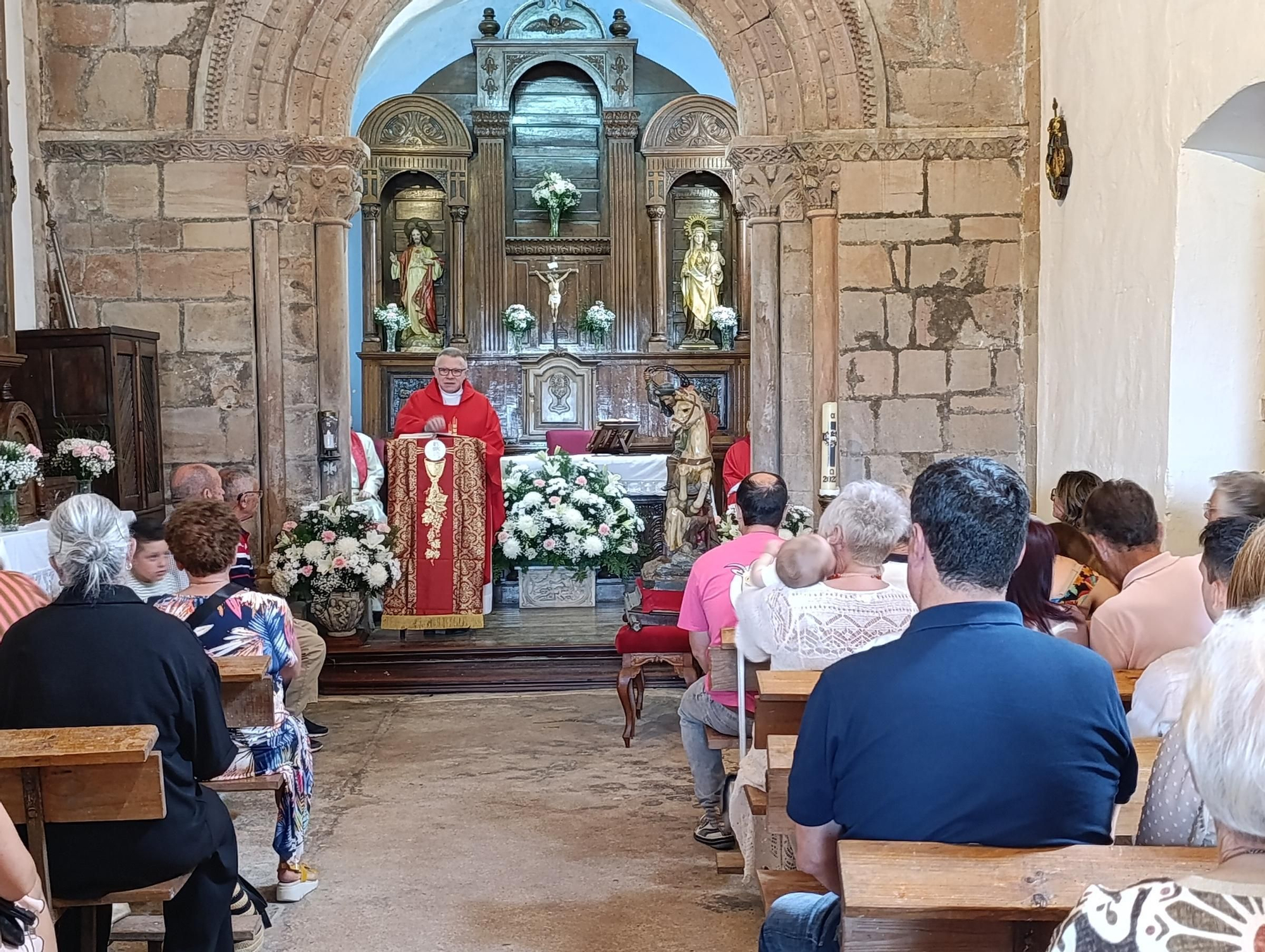 Arlós inicia sus fiestas con una misa en honor a Santiago