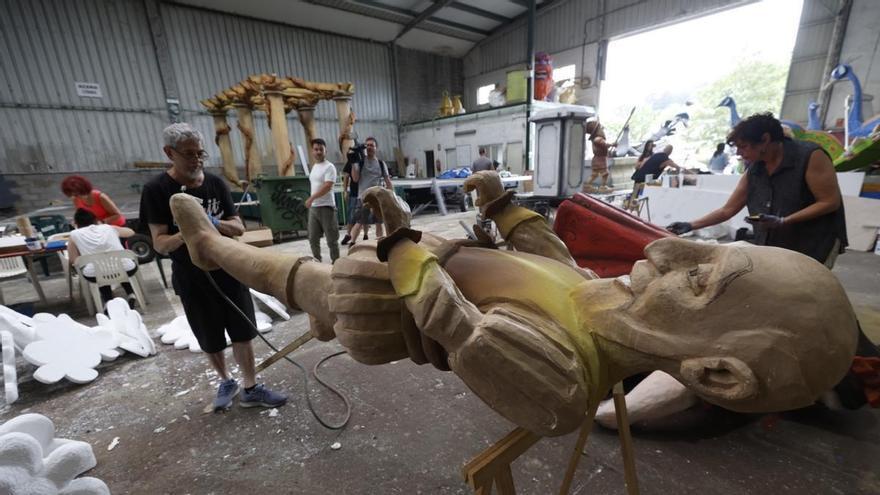 "Las 7 maravillas de Avilés" se hacen folclóricas en el Nalón: así es el artilugio de las peñas del peñas del Antroxu avilesino que se estrena en la popular fiesta fluvial en Laviana