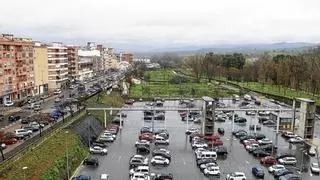El parking de La Isla perderá plazas durante su ampliación: Plasencia busca una alternativa justo al lado