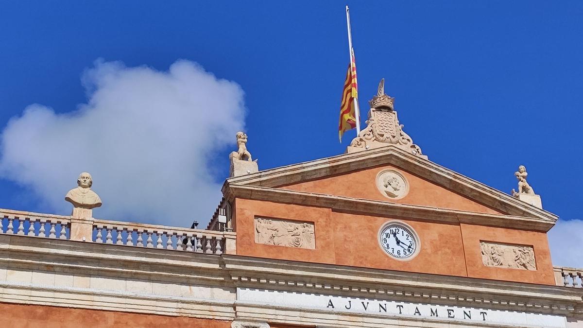 La bandera del Ayuntamiento de Tarragona, a media asta en señal de duelo por la muerte del papa Francisco.