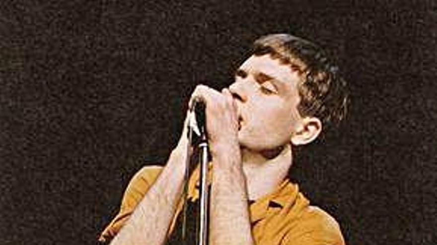 Ian Curtis, en uno de sus conciertos.