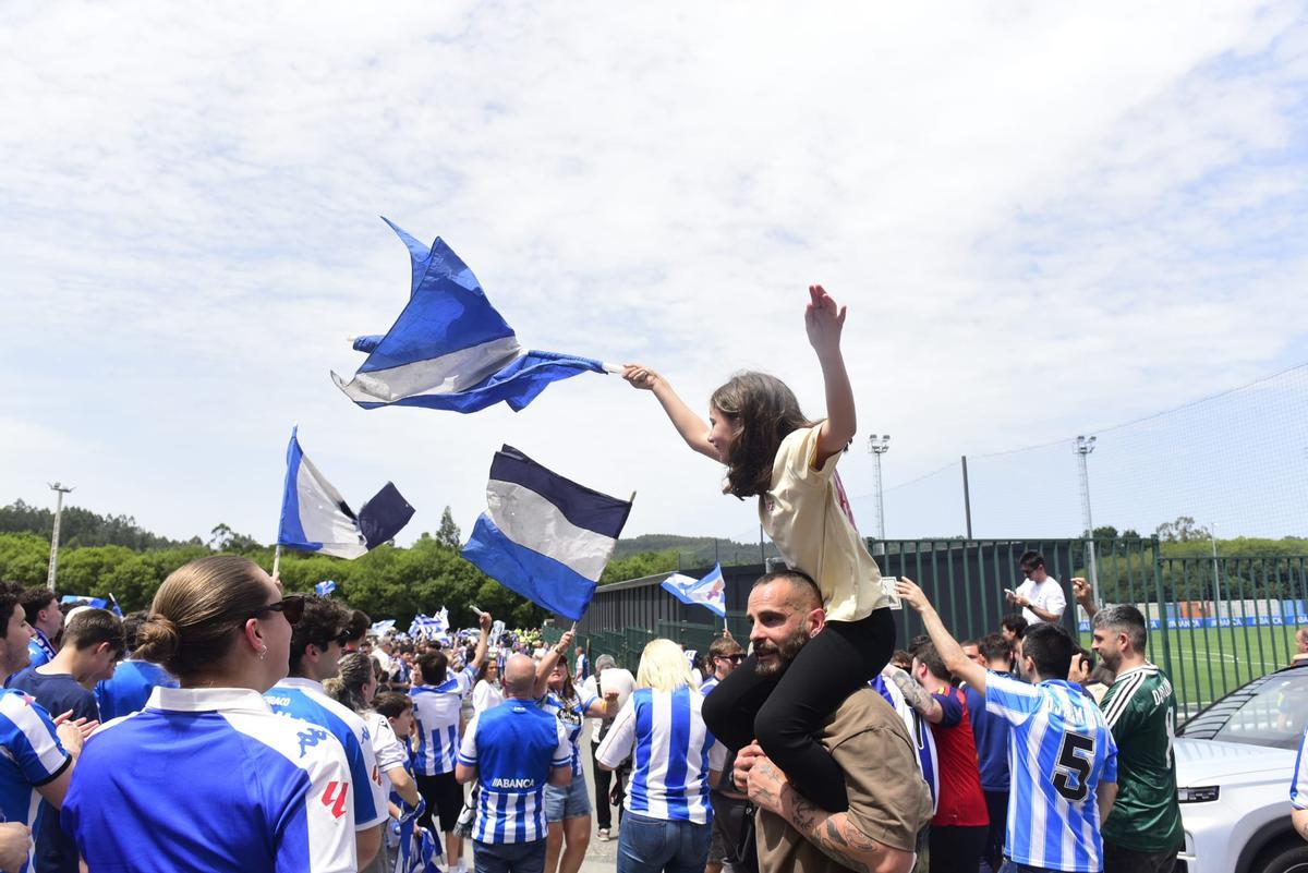 Así fue la salida del Deportivo camino de Valladolid con sus aficionados despidiéndole