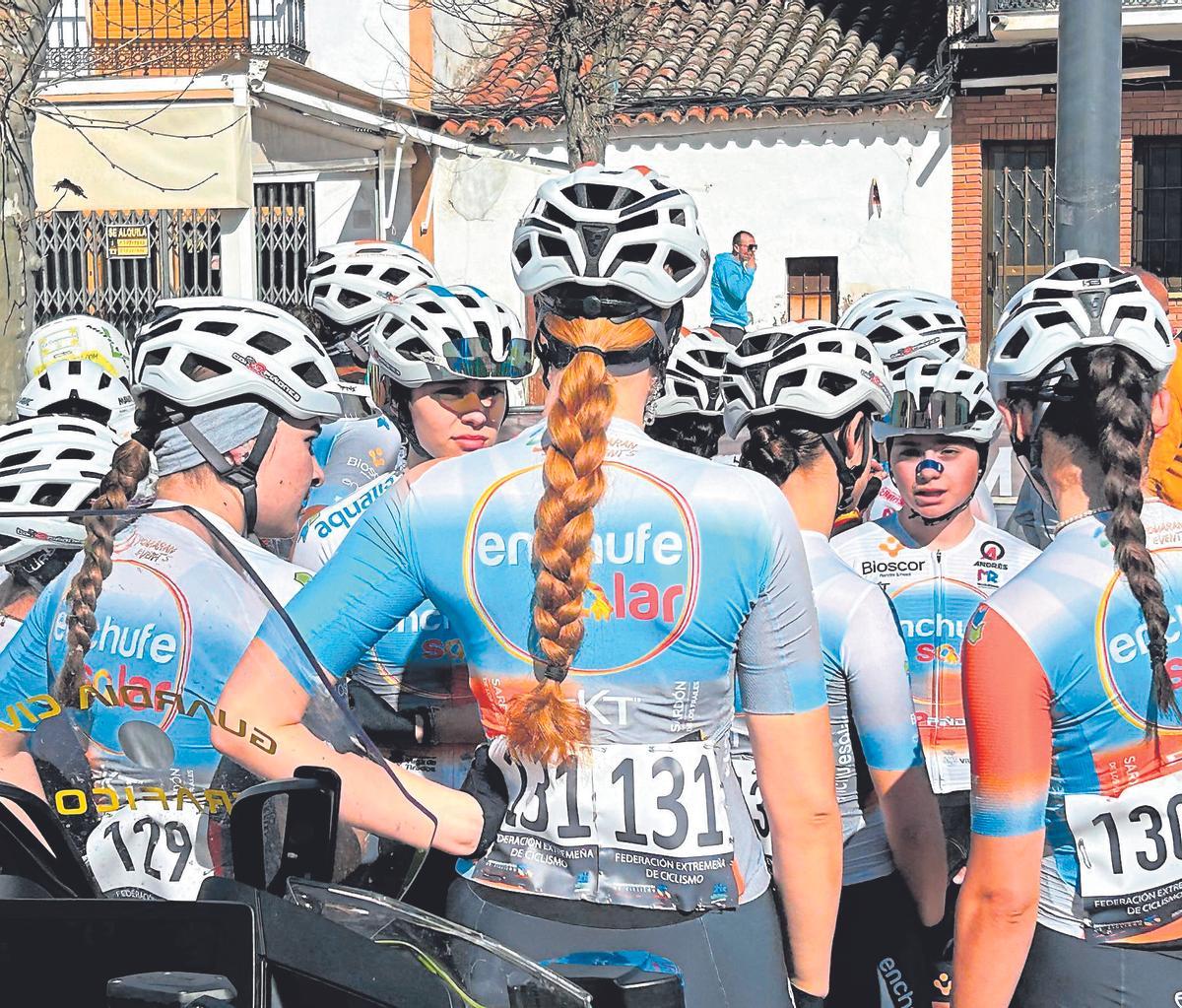 Lucía Piedra de espaldas, con larga trenza, entre un pelotón de jóvenes cadetes.