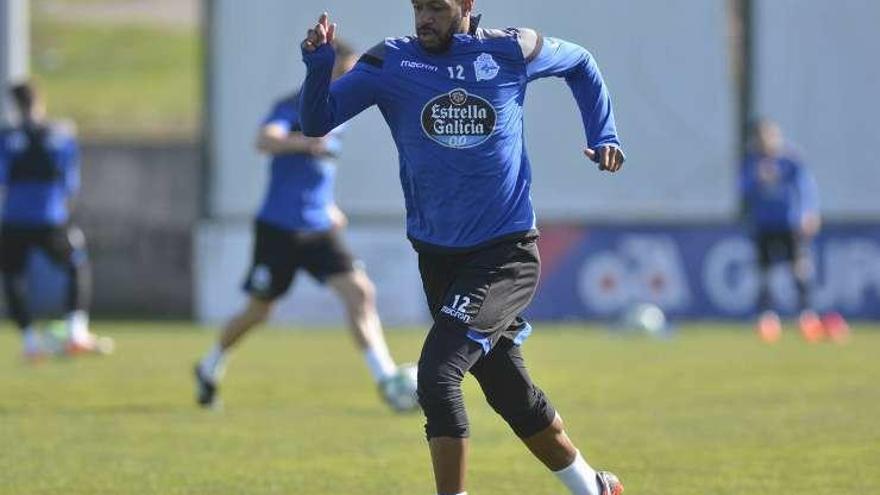 Sidnei, durante un entrenamiento en Abegondo.