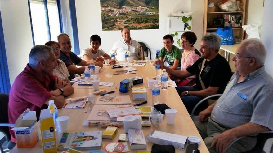 Una enfermera del Hospital Valle del Guadiato imparte un taller sobre manejo de la diabetes en Espiel