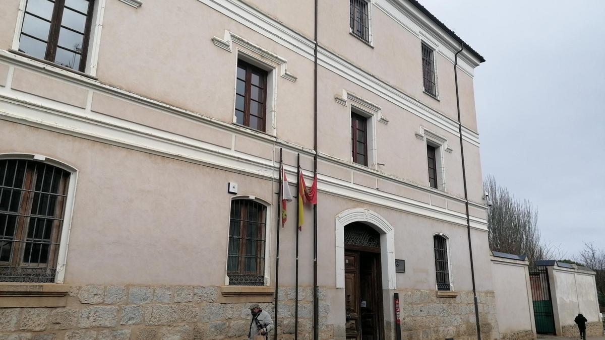 Palacio de los Condes de Requena, en el que está enclavado el servicio de Registro