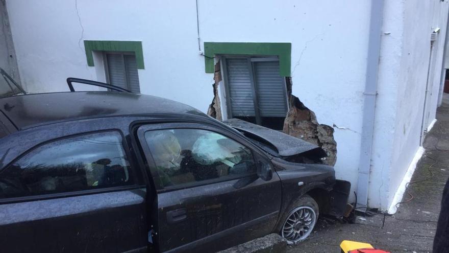 Herida leve tras impactar su vehículo contra la fachada de una casa en Lorbé