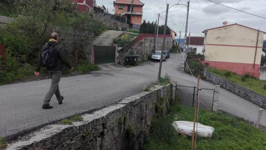 El desnivel sin protección en el Camiño dos Olmos, en Chapela. // FdV