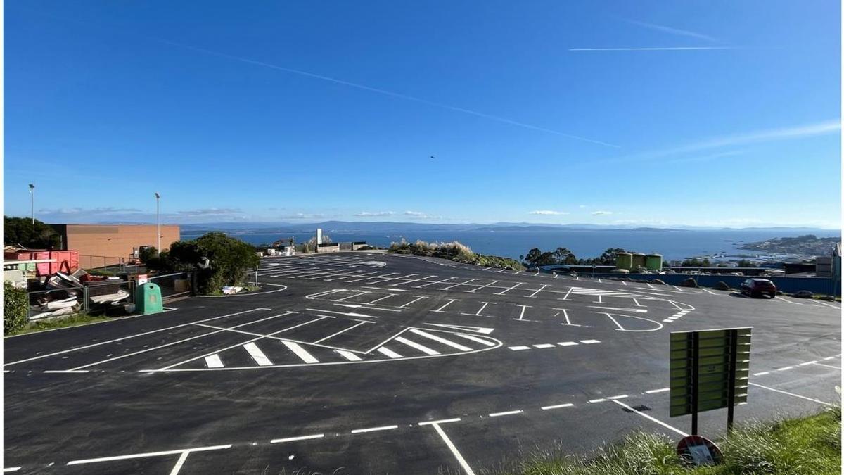 Estacionamiento habilitado junto al polígono de Xarás.