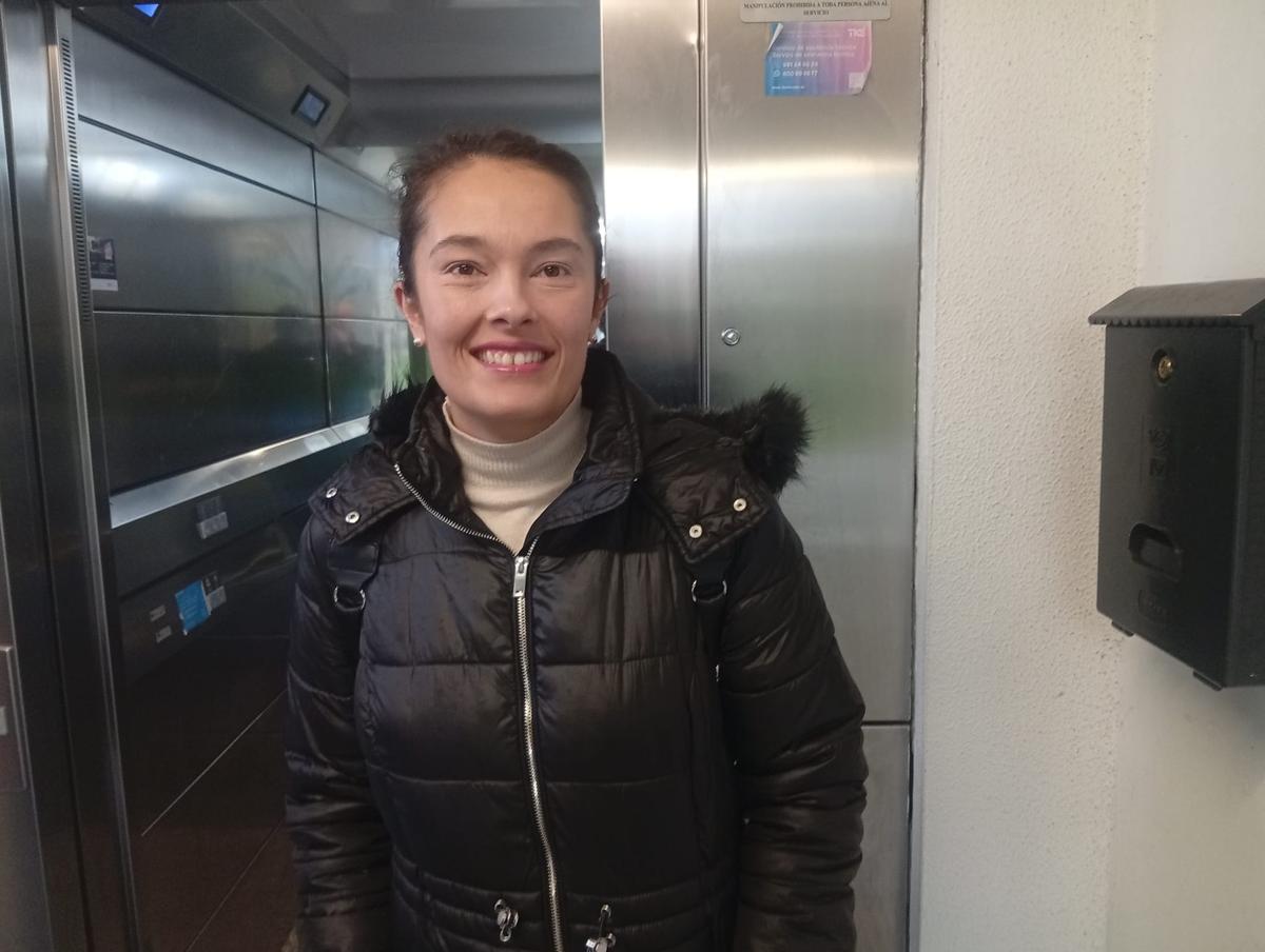 María, vecina de Santiago, está viendo muy afectada su rutina diaria este miércoles por la huelga de autobuses